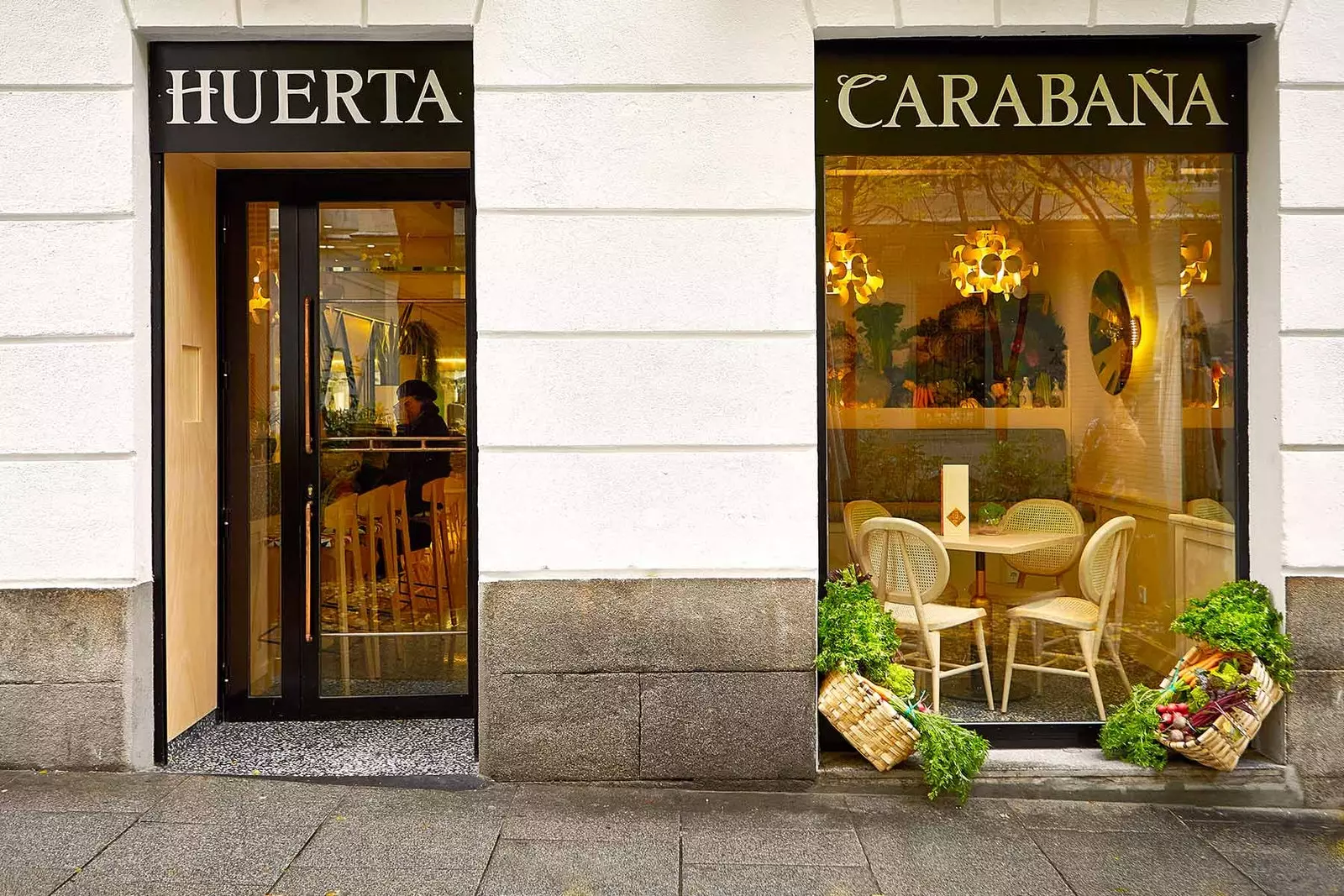 Pintu masuk bistro di La Huerta de Carabaña