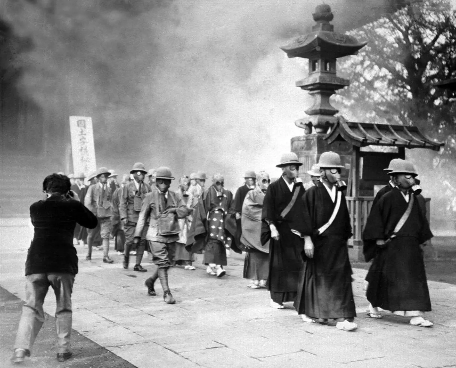 Gammalt foto taget vid Sensōji, ett buddhistiskt tempel i Asakusa Tokyo, Japan.