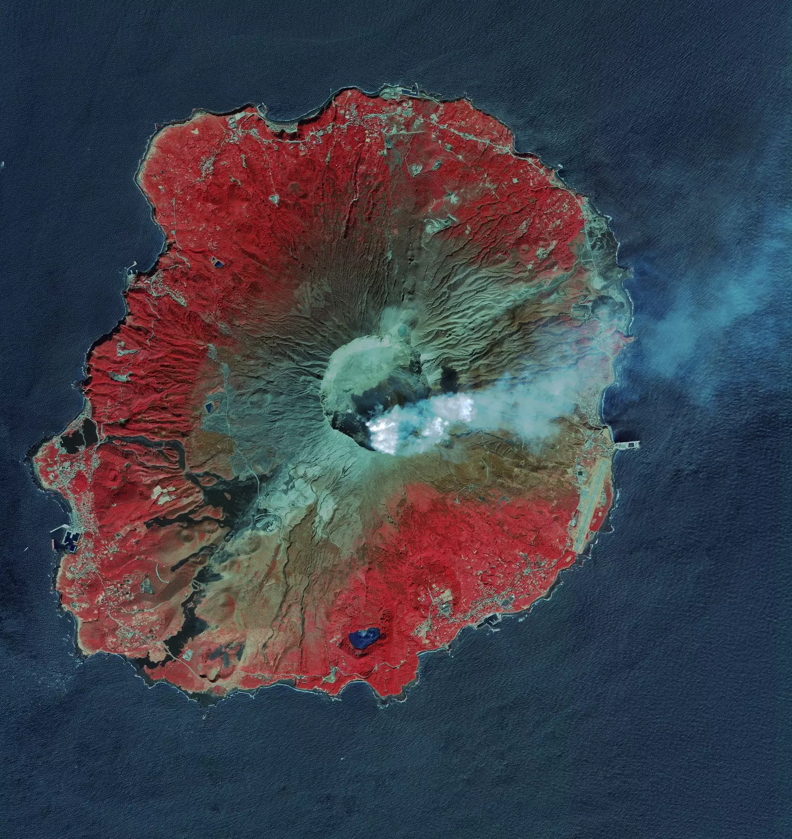 Japanska eyjan Miyakejima sem er þekkt fyrir virka eldfjallið sitt á Mount Oyama.