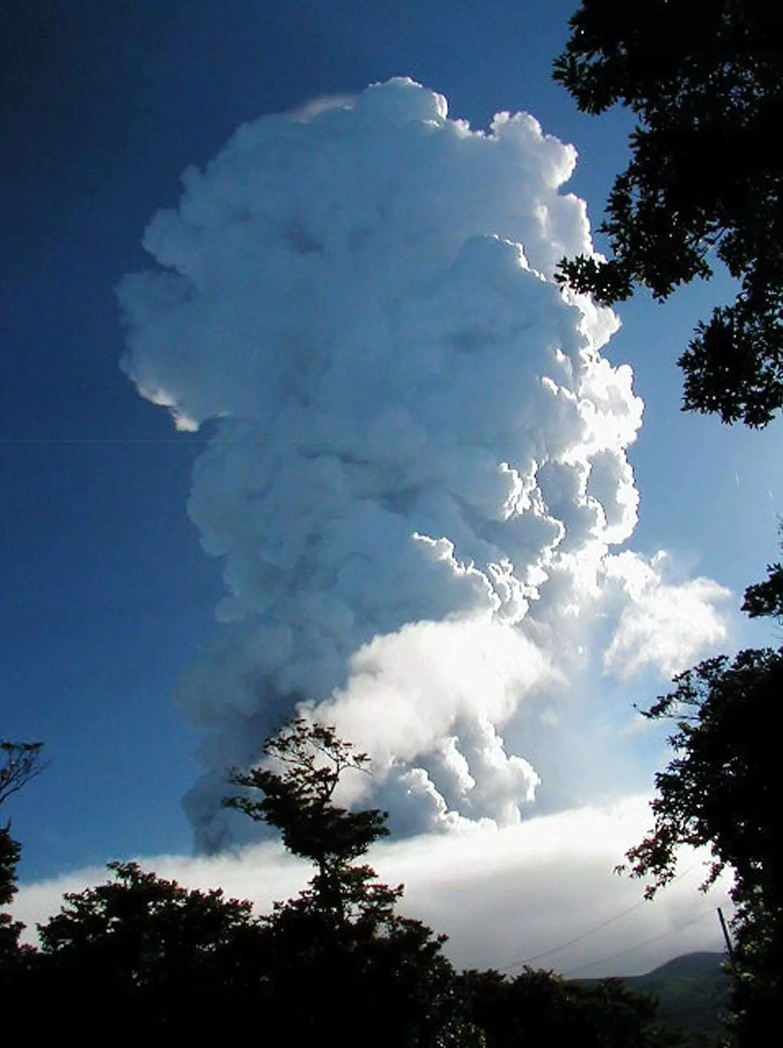 Fumo dal vulcano Monte Oyama sull'isola di Miyakejima il 10 agosto 2000.