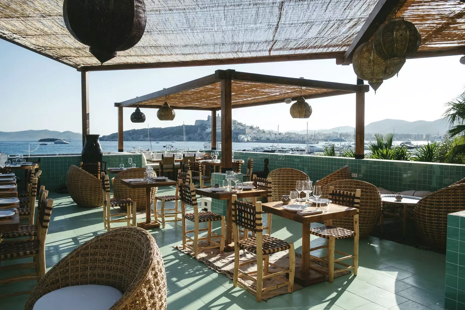 Terrazzin fir-ristorant Lebaniż tal-lukanda boutique Mikasa f'Ibiza.