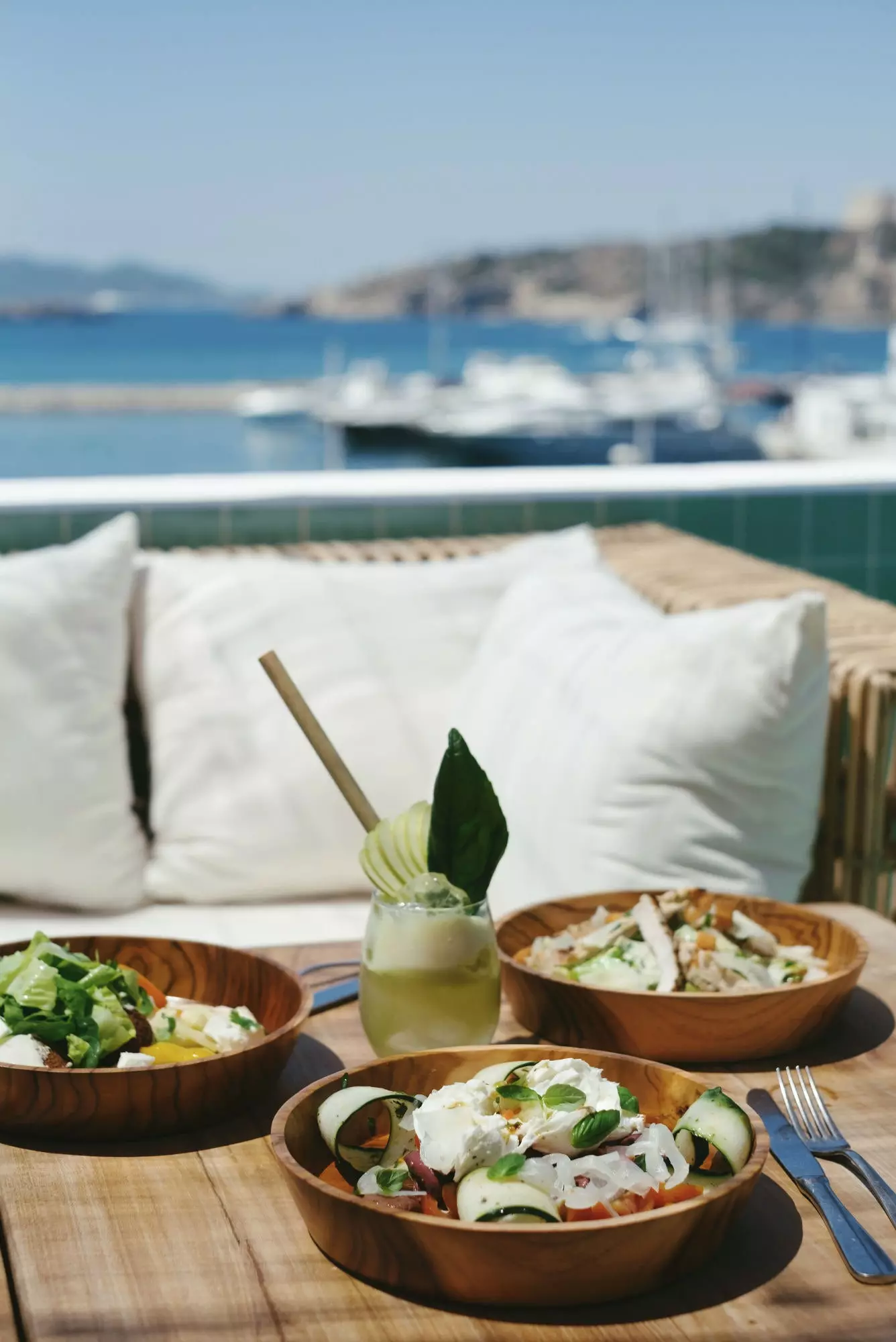 Cozinha libanesa e bons coquetéis no terraço do hotel boutique Mikasa em Ibiza.