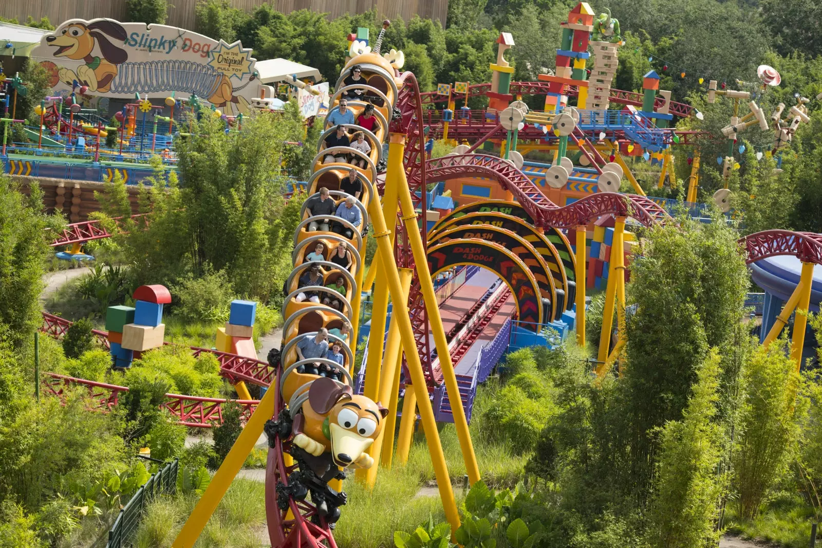 Toy Story Land-də Slinky Dog roller sahil gəmisi Disneys Hollywood Studio-nun yeni fantaziya dünyası.