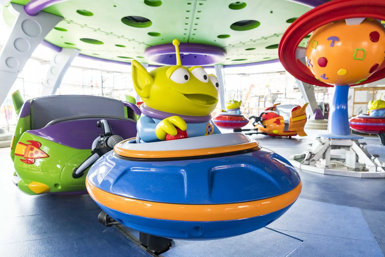 Bagikan piring terbang dengan alien Toy Story di Toy Story Land.