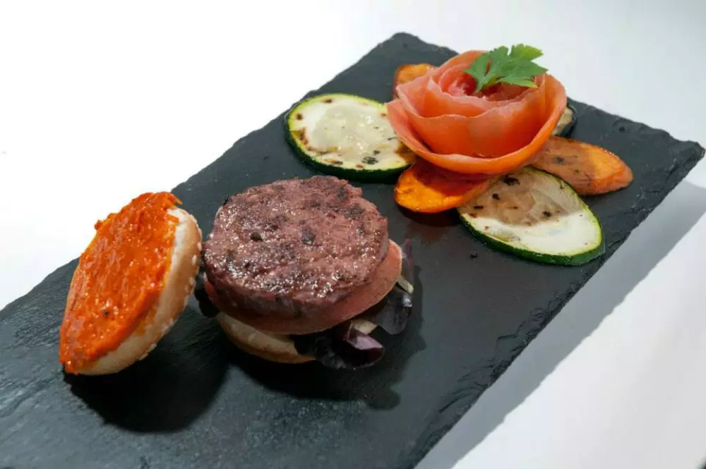 Madriddəki Platos Rotos restoranında ekzotik ətli burger.