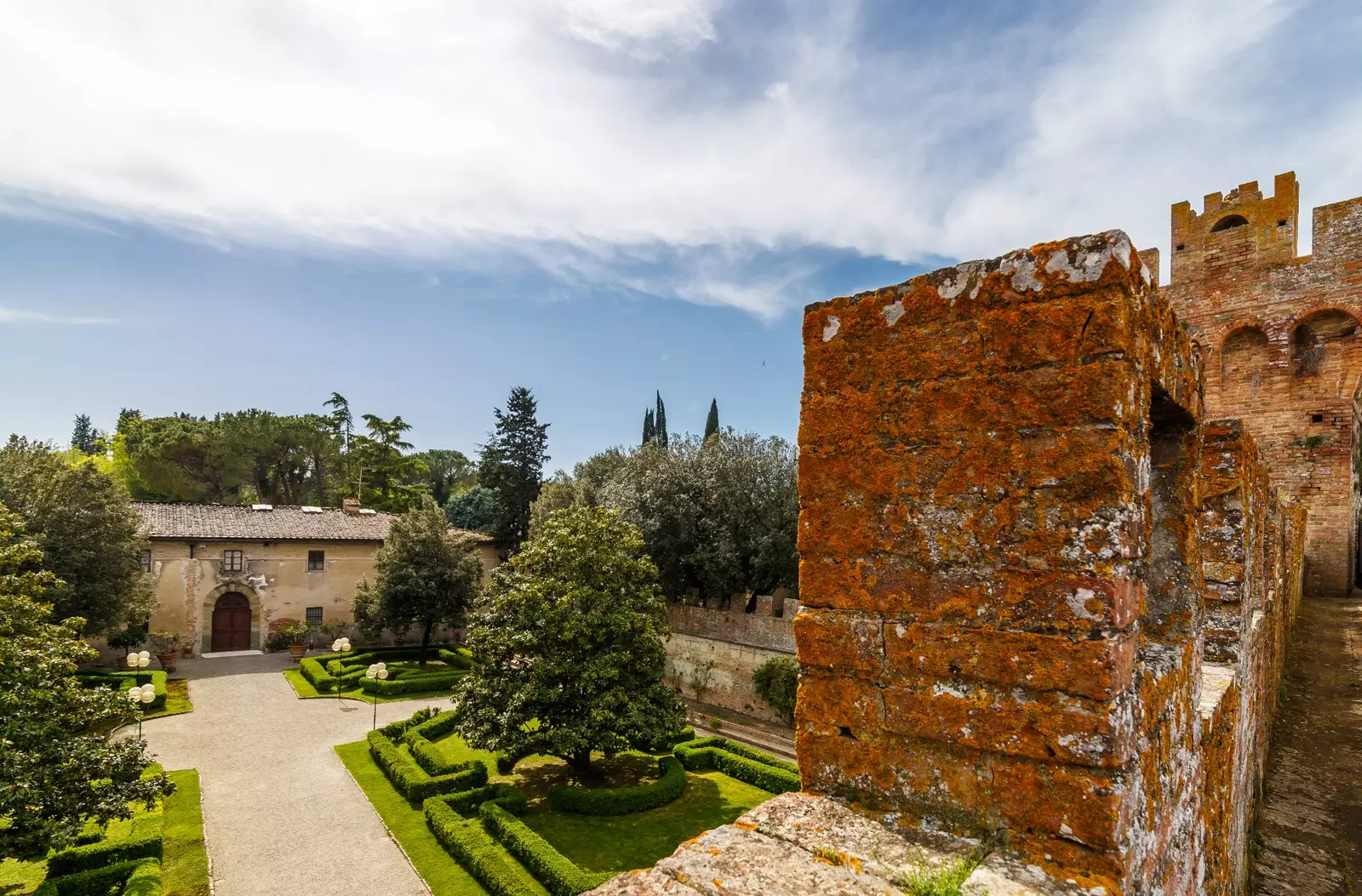 La propietat tamb conté una vila del segle XVII i una capella al bosc.