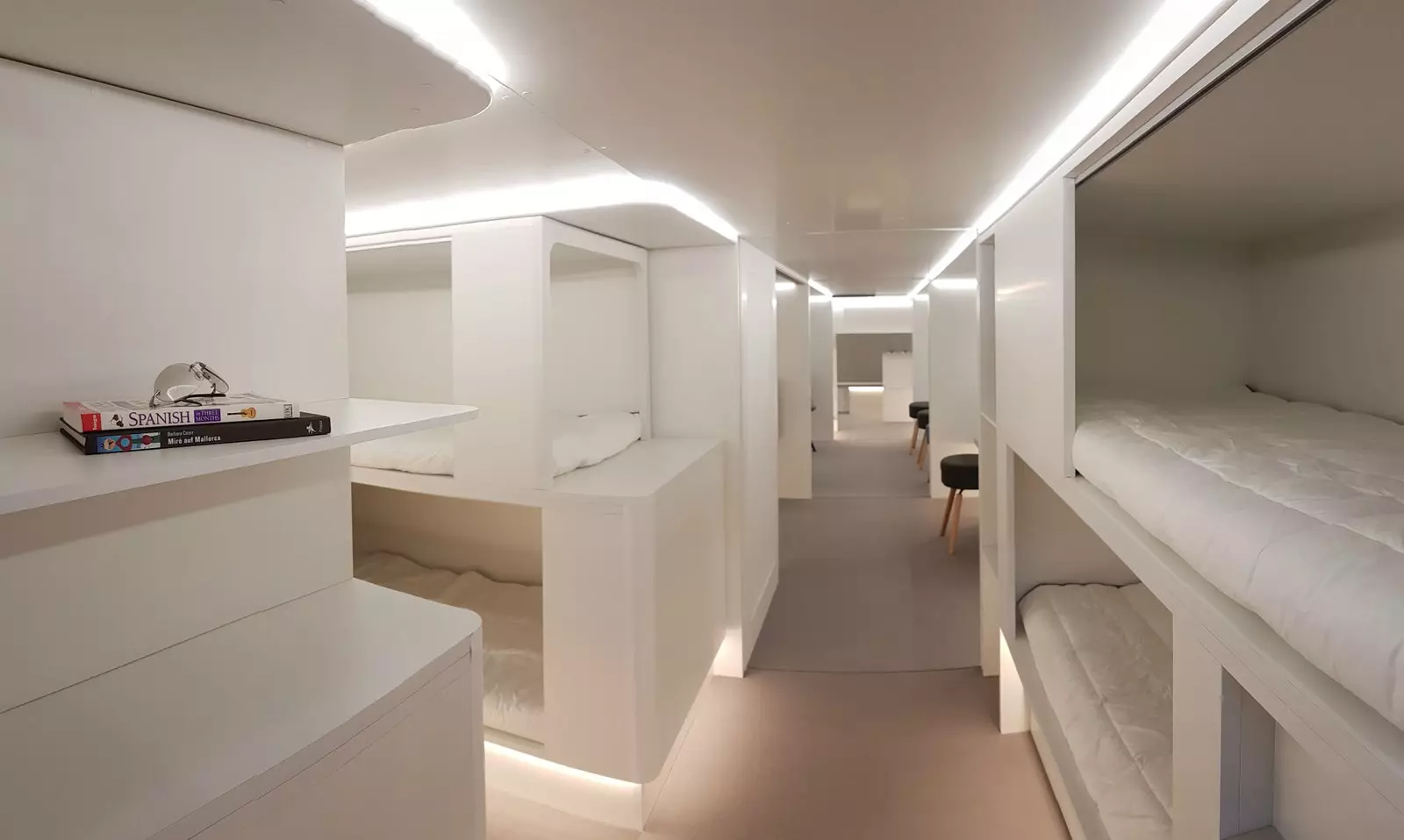 Letti a castello in un futuro "modulo sonno" installato nelle stive dell'Airbus A330.