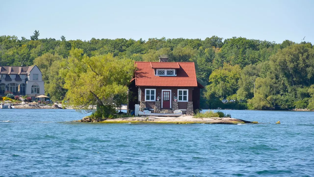 Pulau berpenghuni terkecil di dunia ialah pulau yang mempunyai 'Enough Space'