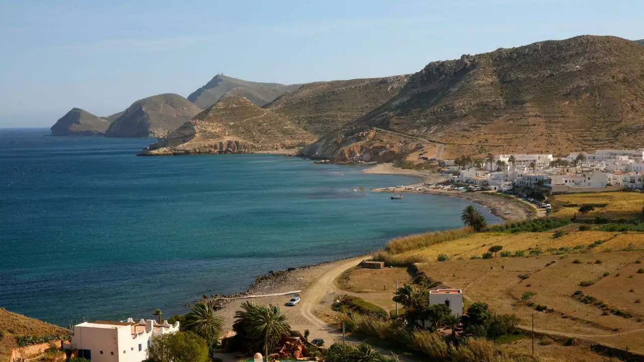 Ħames bajjiet għal mixjiet f'Cabo de Gata