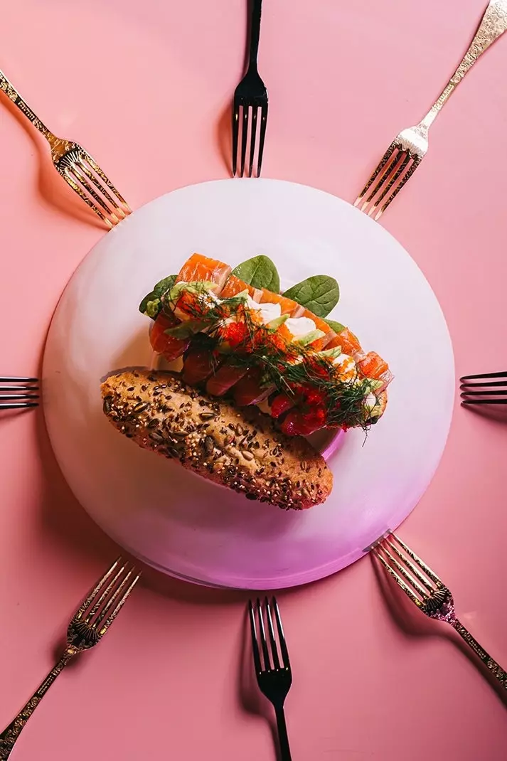 Lachs-Avocado-Sandwich mariniert in Kräuter-Ricotta-Lauch-Senf und Tobiko auf Körnerbrot.