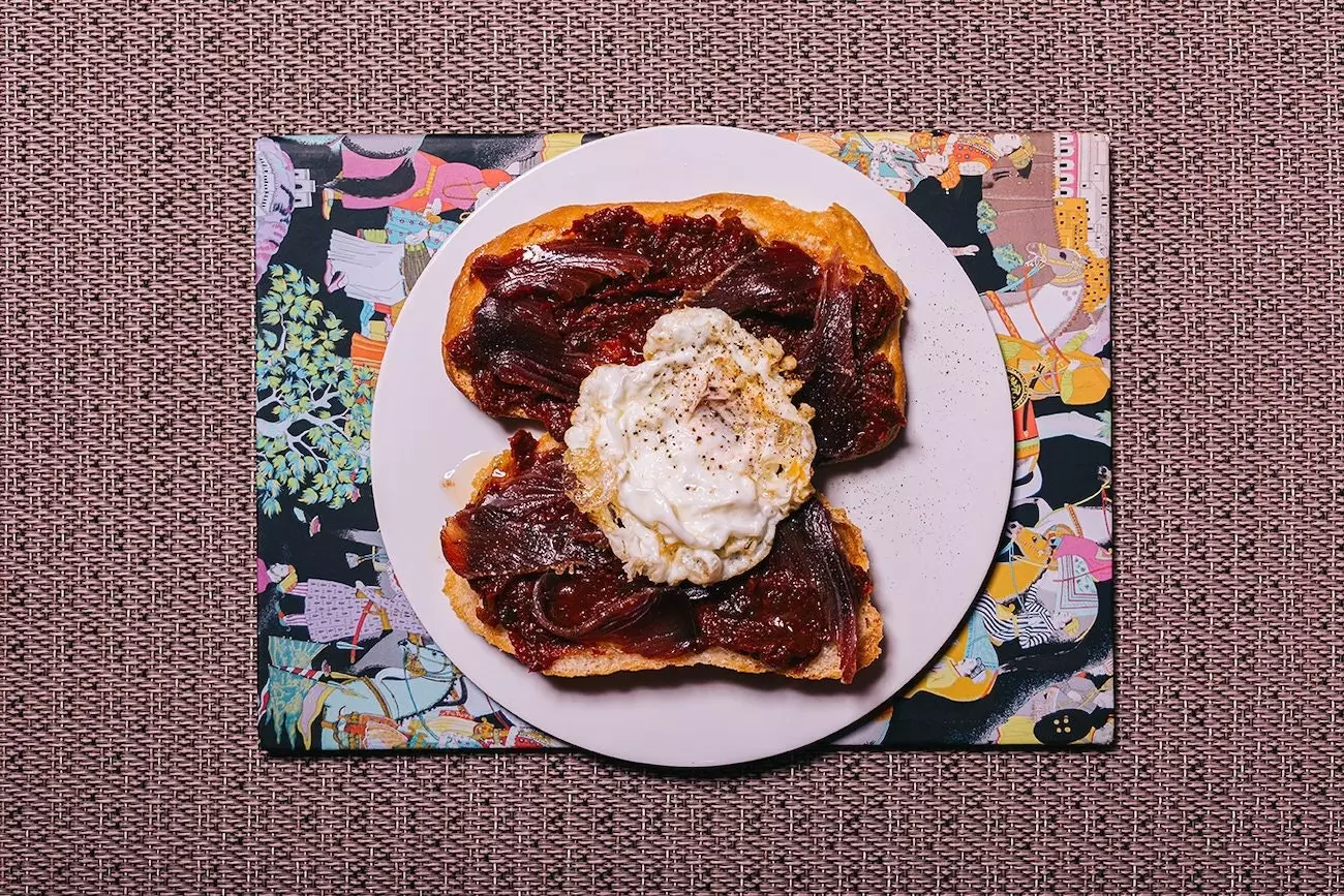 Rebus tomato dengan mojama dan telur goreng dalam pan de cristal