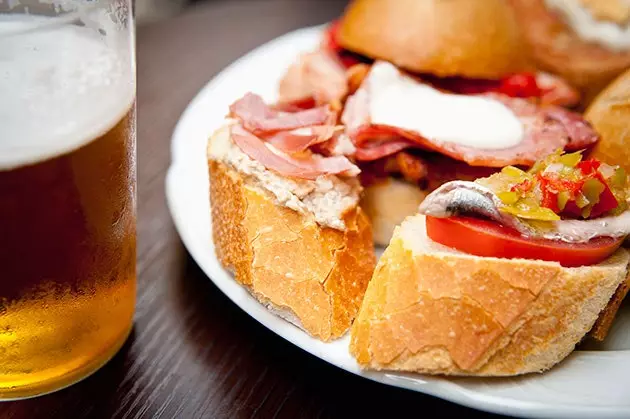 Pintxo và zurito đơn vị thức ăn cơ bản của San Sebastian