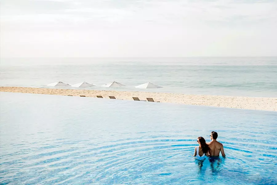 a la piscina de Le Blanc Resort Los Cabos