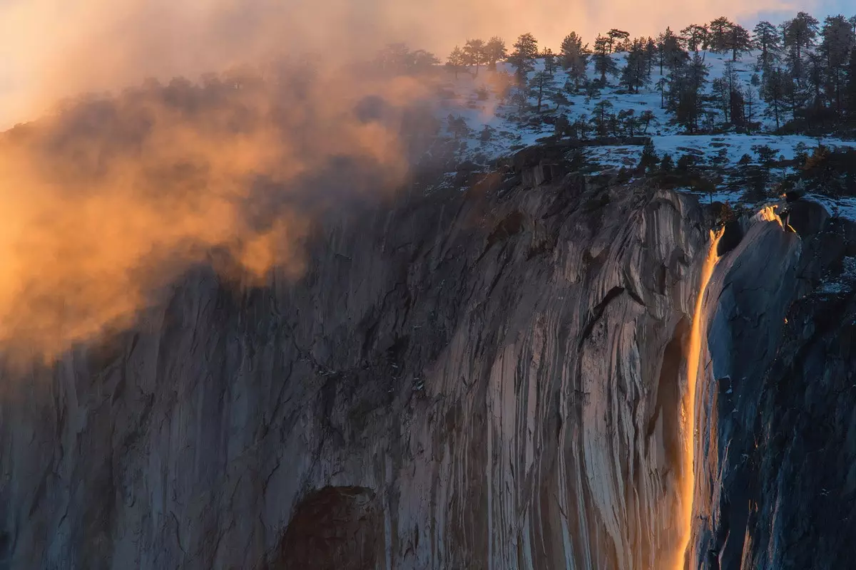 Yosemite se pregătește ca cascada sa de foc să ardă