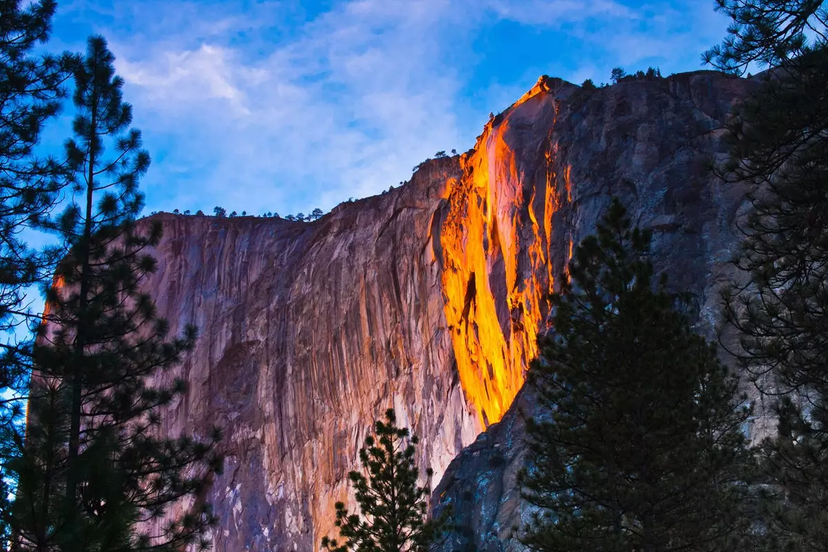 Yosemite përgatitet që ujëvara e tij e zjarrit të digjet