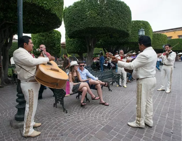 Verpasst net eng Eruewerung Mariachi