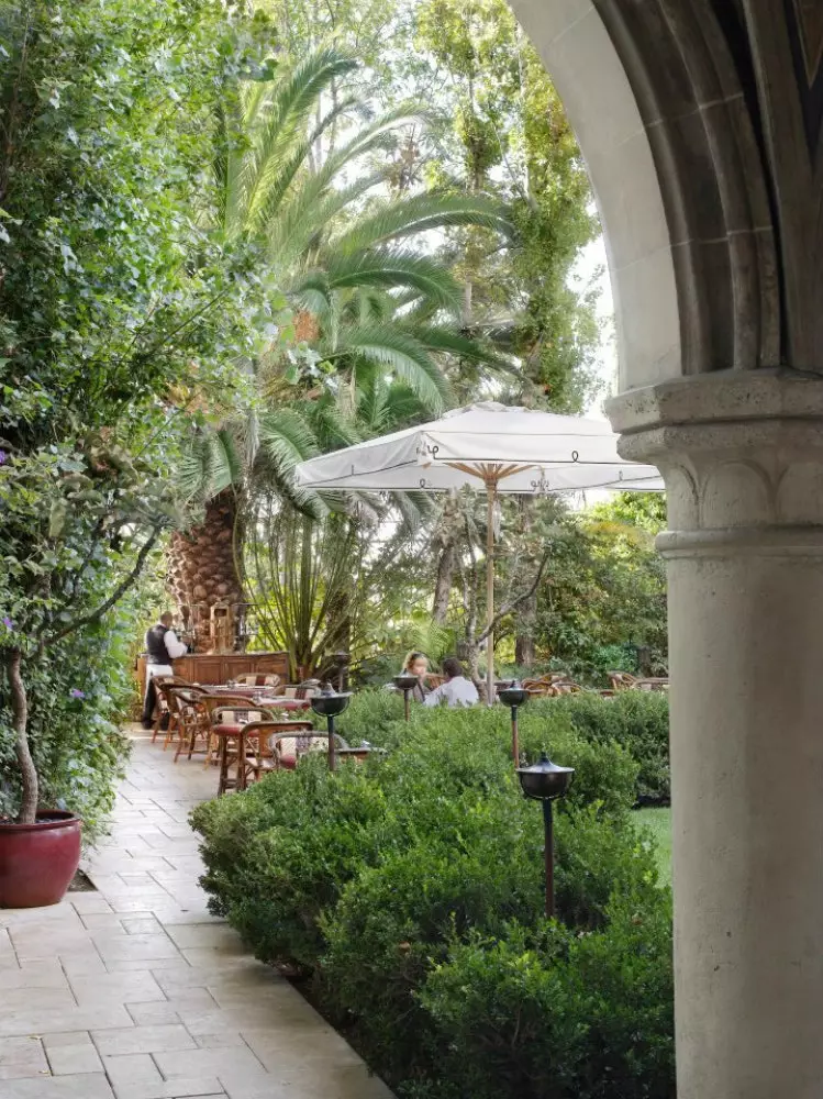 Tome café da manhã com seu parceiro nos jardins do mítico Chateau Marmont.