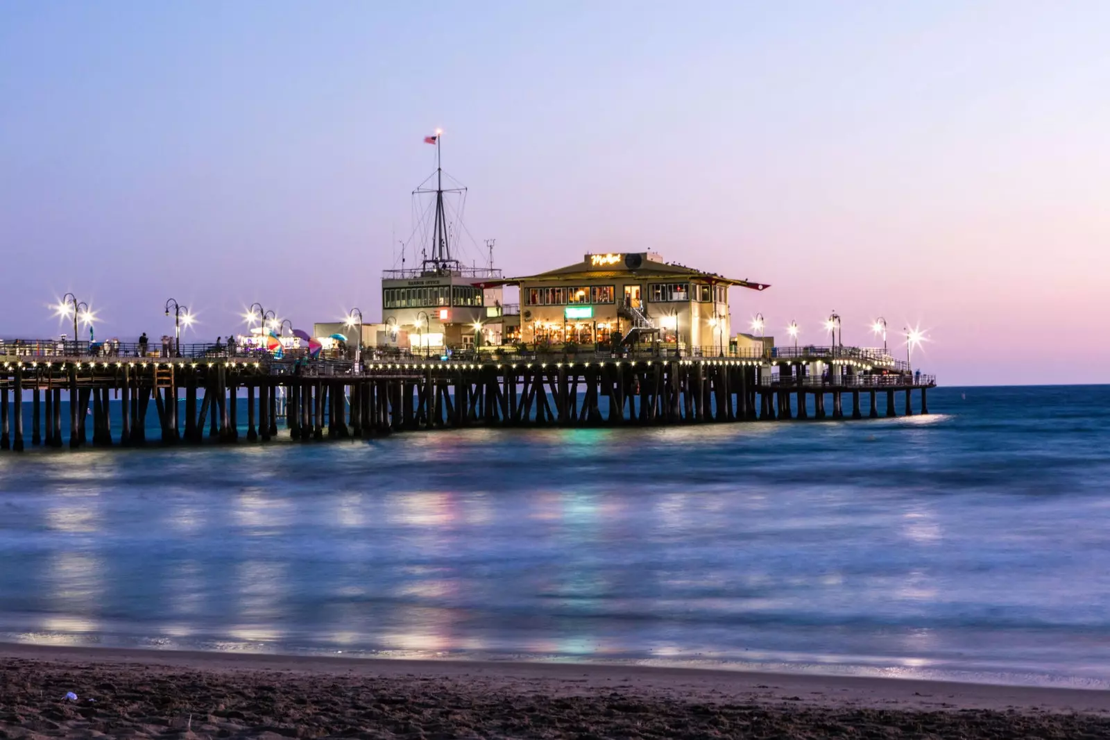 Santa Monica Pier cütlük olaraq gün batımını seyr etmək üçün idealdır.