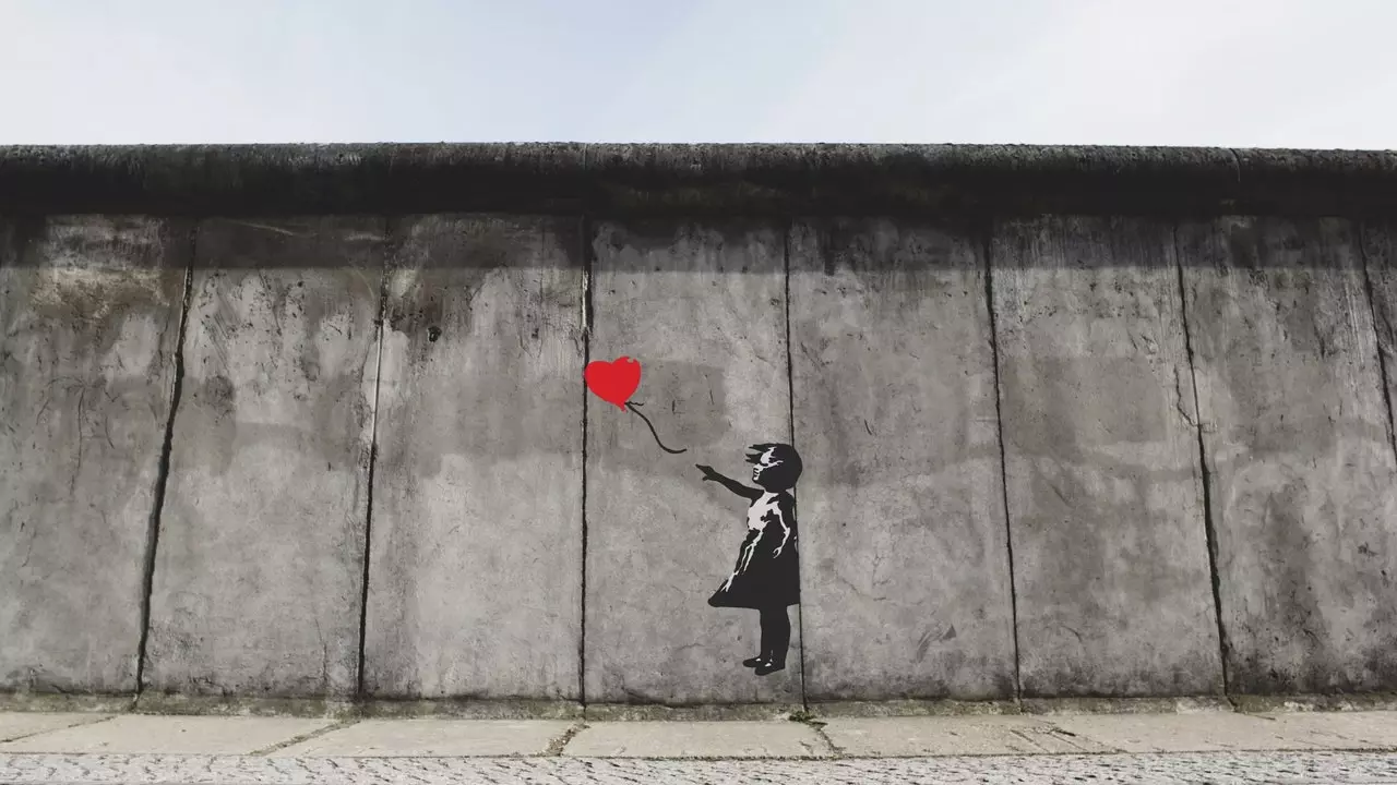 Anda masih dapat melakukan perjalanan dari rumah ke Bristol untuk melihat seni jalanan Banksy