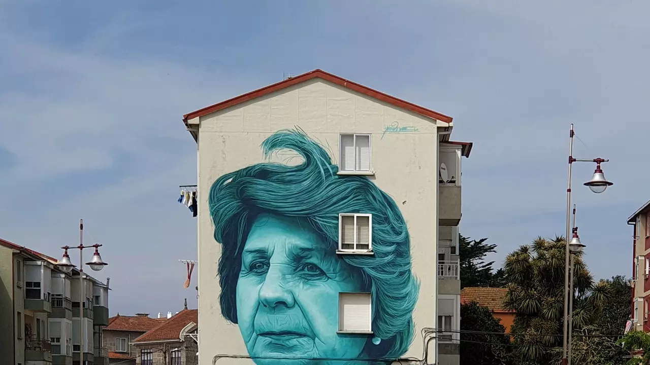 L'artiste qui dépeint les personnages typiques de la Galice (et du monde) sur ses murs