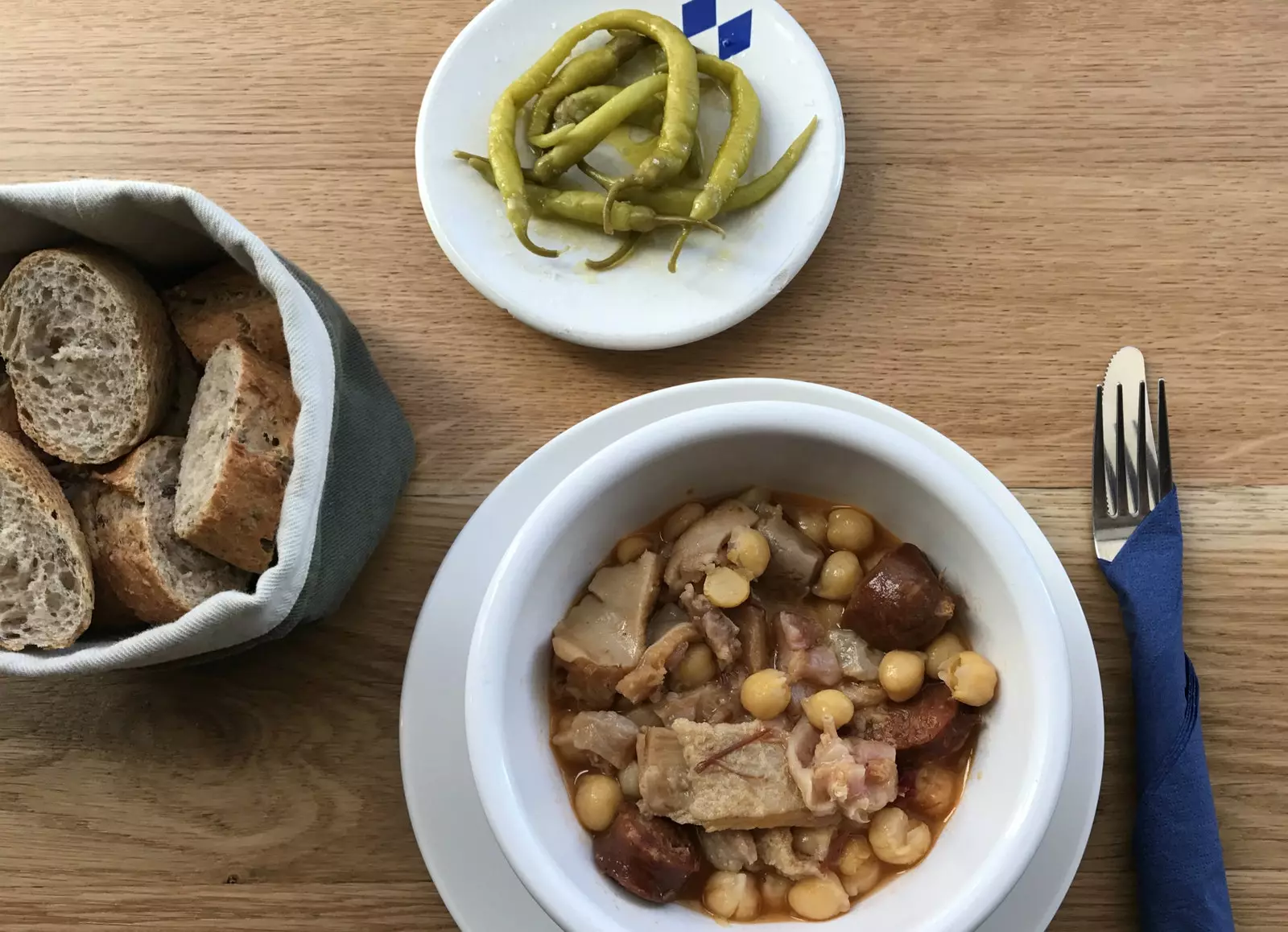 Tripa com grão de bico no restaurante Nudist.