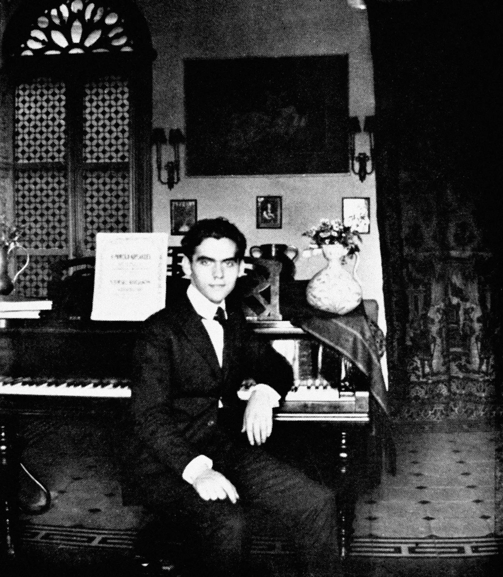 Lorca di sebelah pianonya di rumahnya di Granada