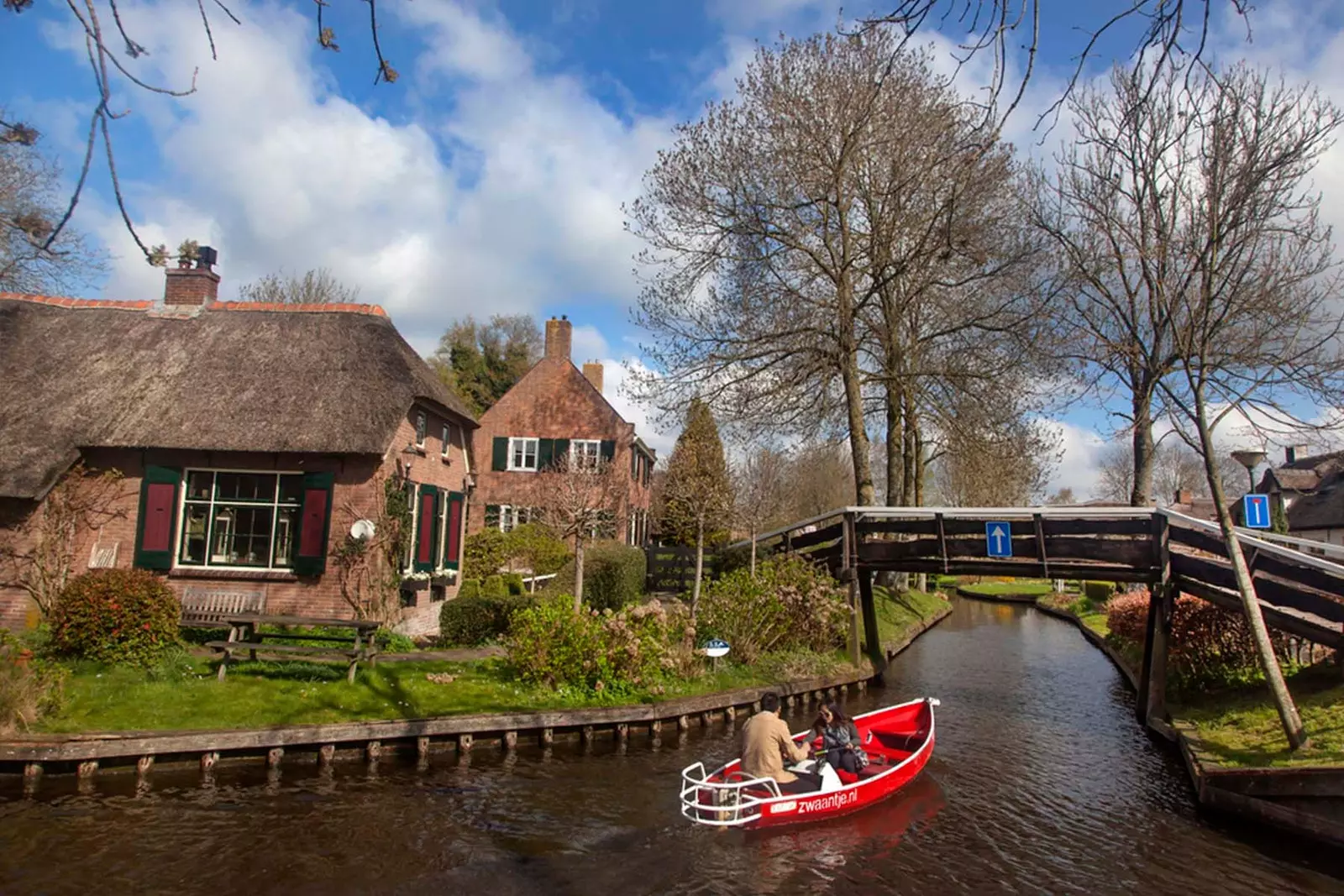 canáil le bád agus droichead i giethoorn