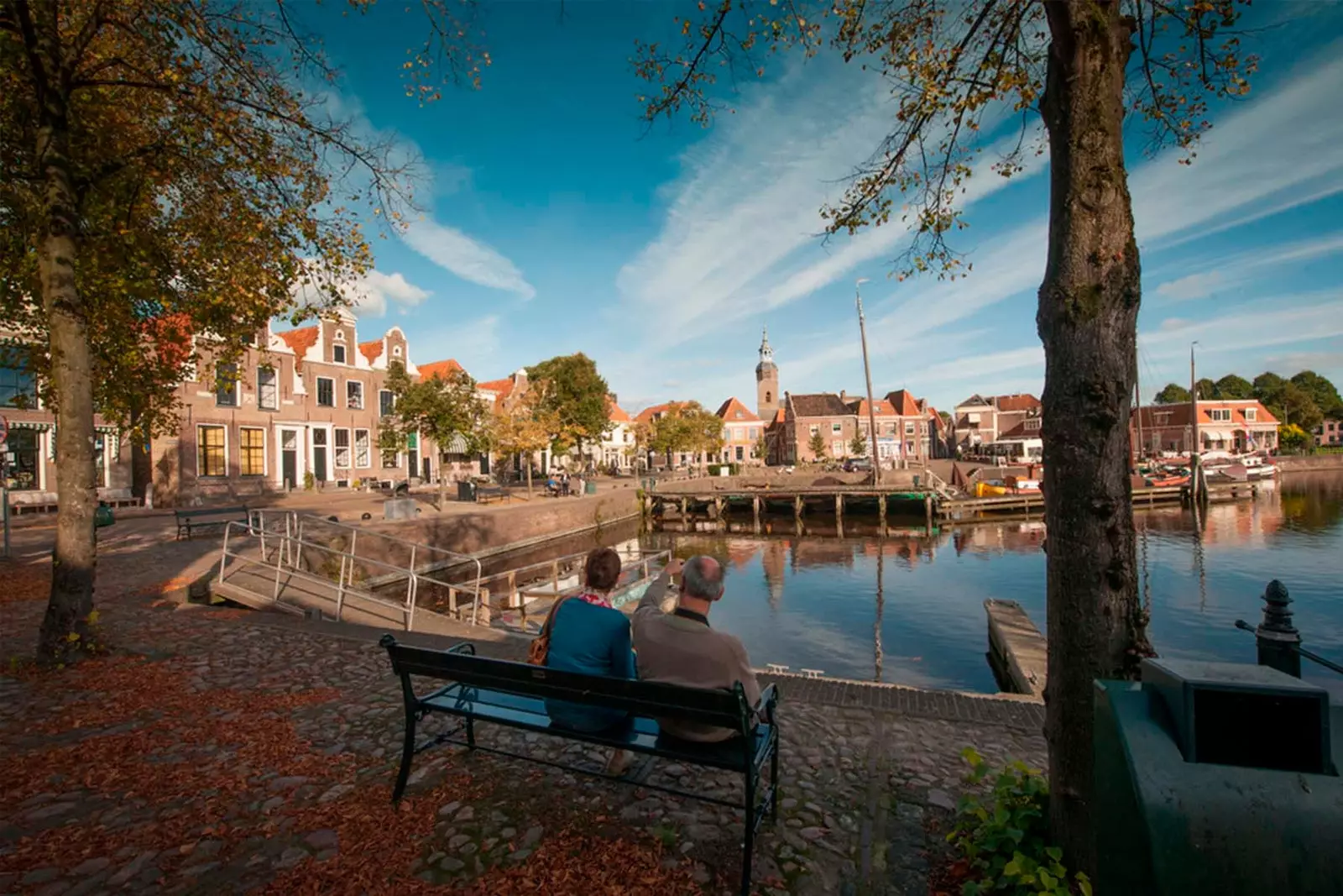 två personer på en bänk i Giethoorn