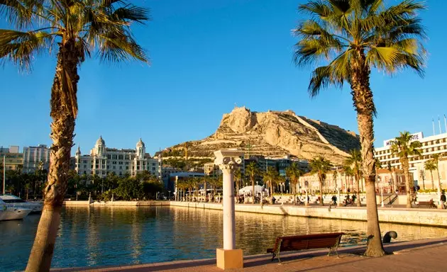 Utsikt over slottet Santa Brbara fra havnen i Alicante