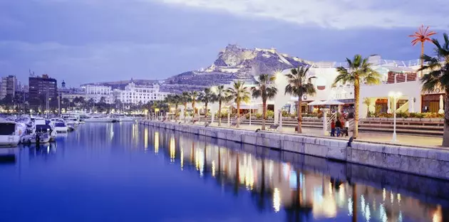 De haven van Alicante is 's avonds prachtig om te bezoeken