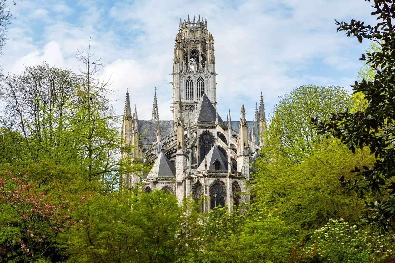 Klosterkirken SaintOuen er gotisk i stil og er vores foretrukne monument i Rouen.