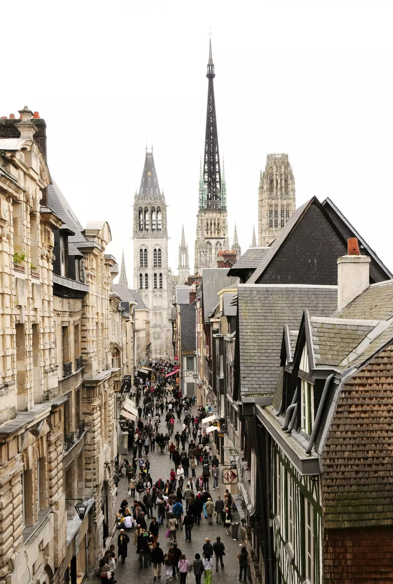 De ijzeren torenspits van de kathedraal van Rouen maakt het de hoogste van Frankrijk.