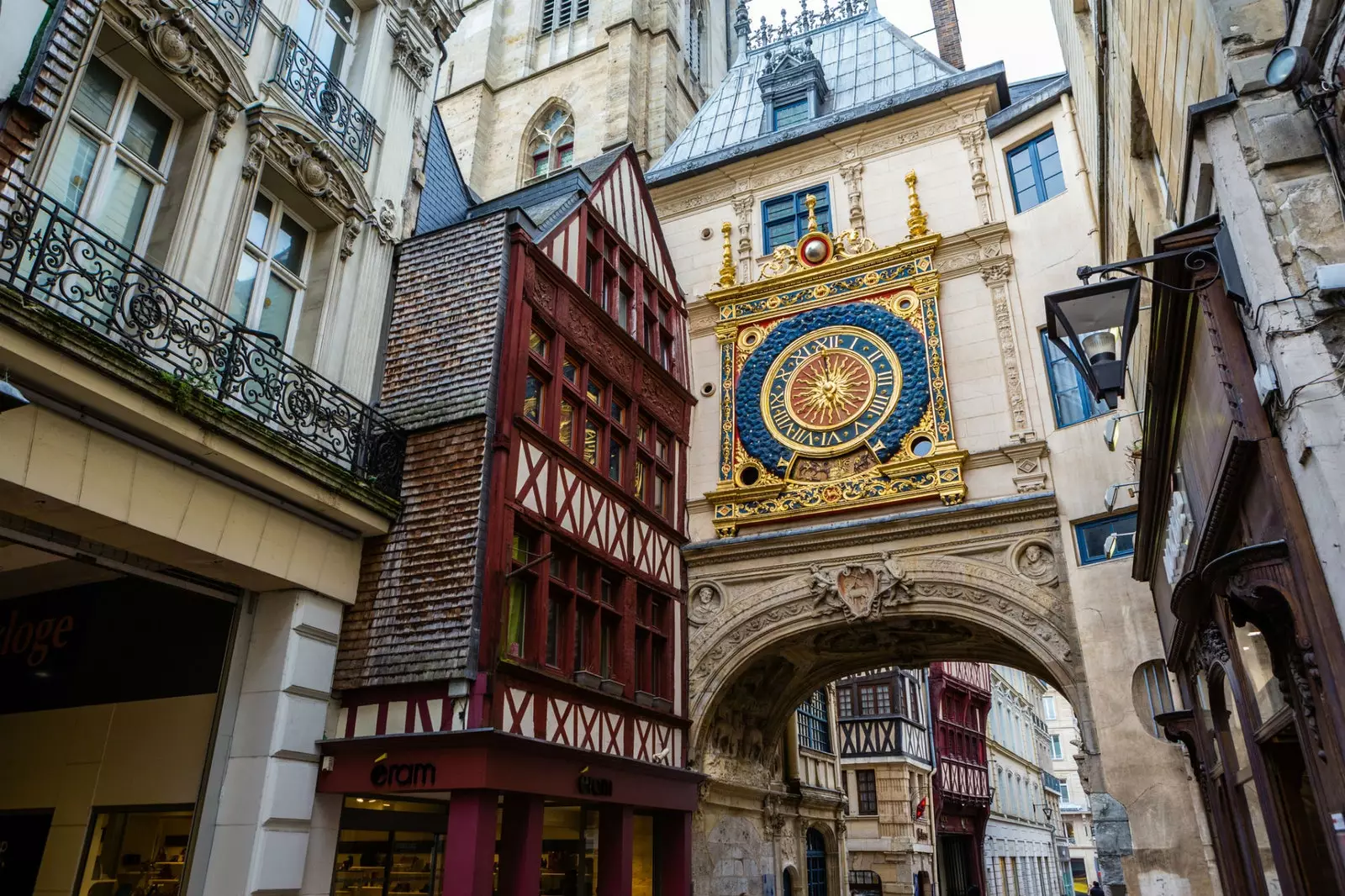 Gros Horloge et astronomisk ur installeret i en renæssancebue i Rouen.