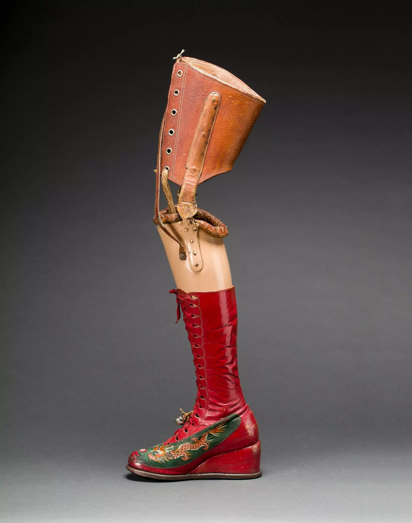 Beinprothese mit Lederstiefel. Frida-Kahlo-Museum. Fotografie von Javier Hinojosa.