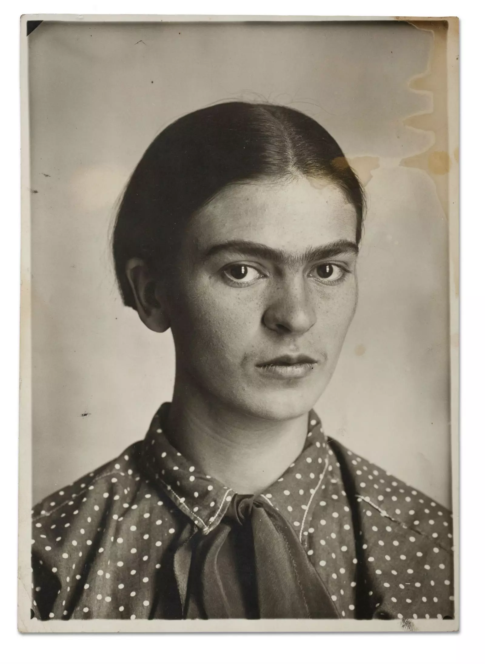 Frida Kahlo c. 1926. Resim Frida Kahlo Müzesi'nin izniyle.