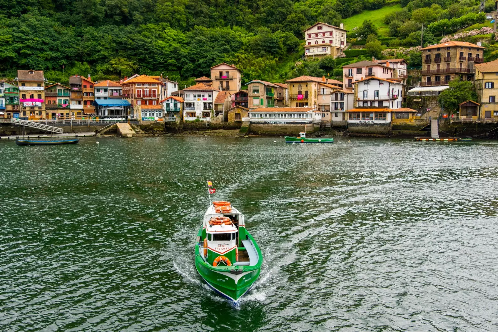 Pasai Donibane în Țara Bascilor.