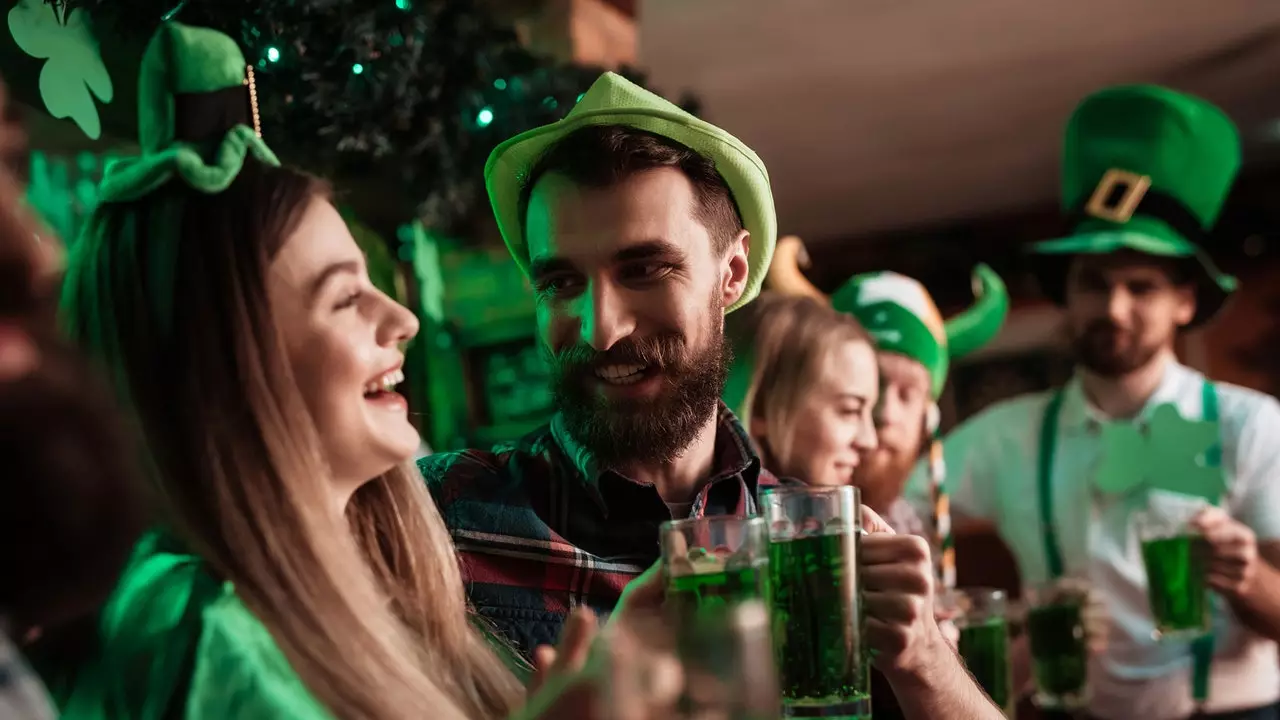 Por que comemoramos o St. Patrick's Day em verde e com cerveja