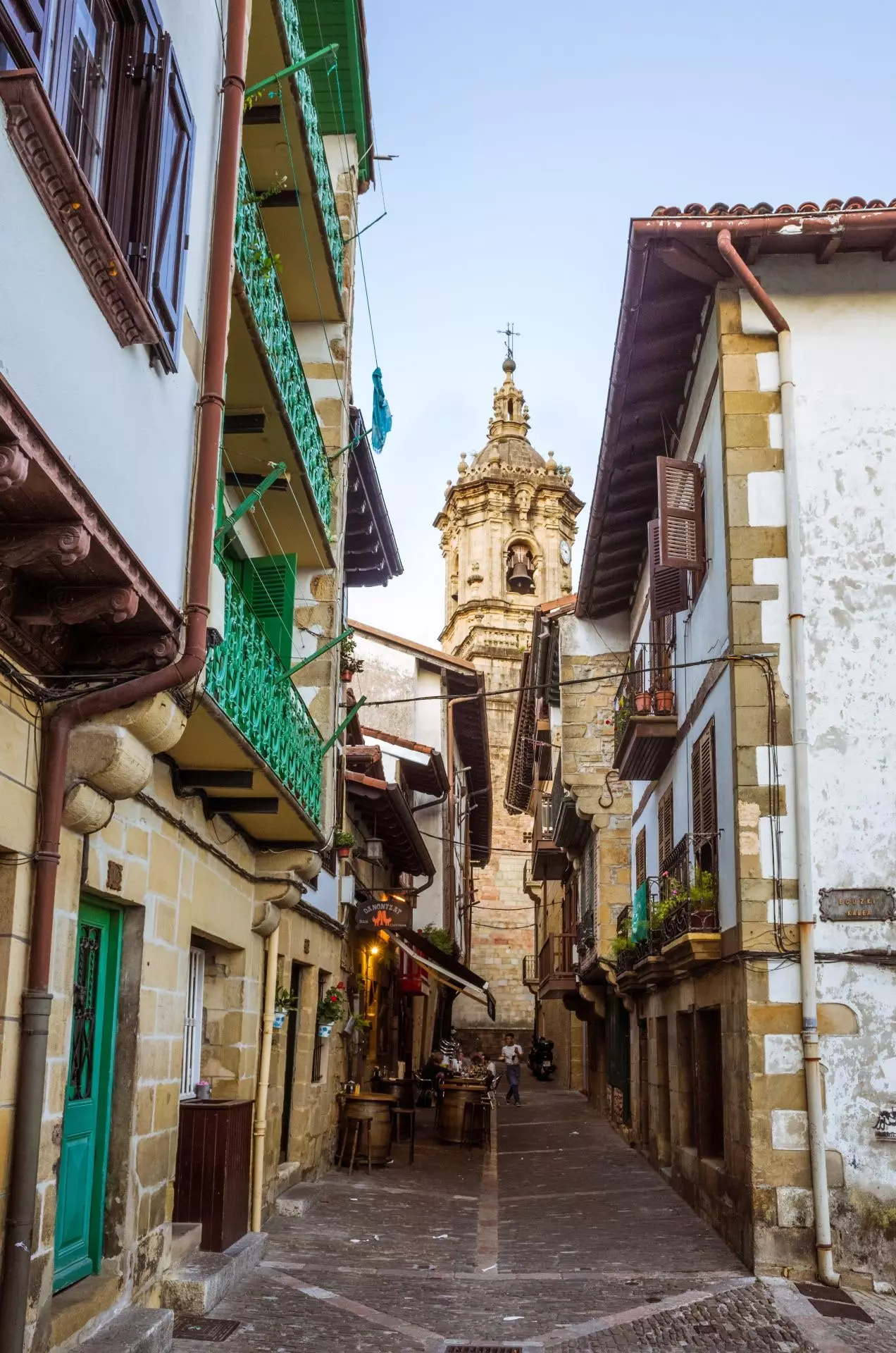 Di latar belakang Gereja Santa María de la Asunción y del Manzano.