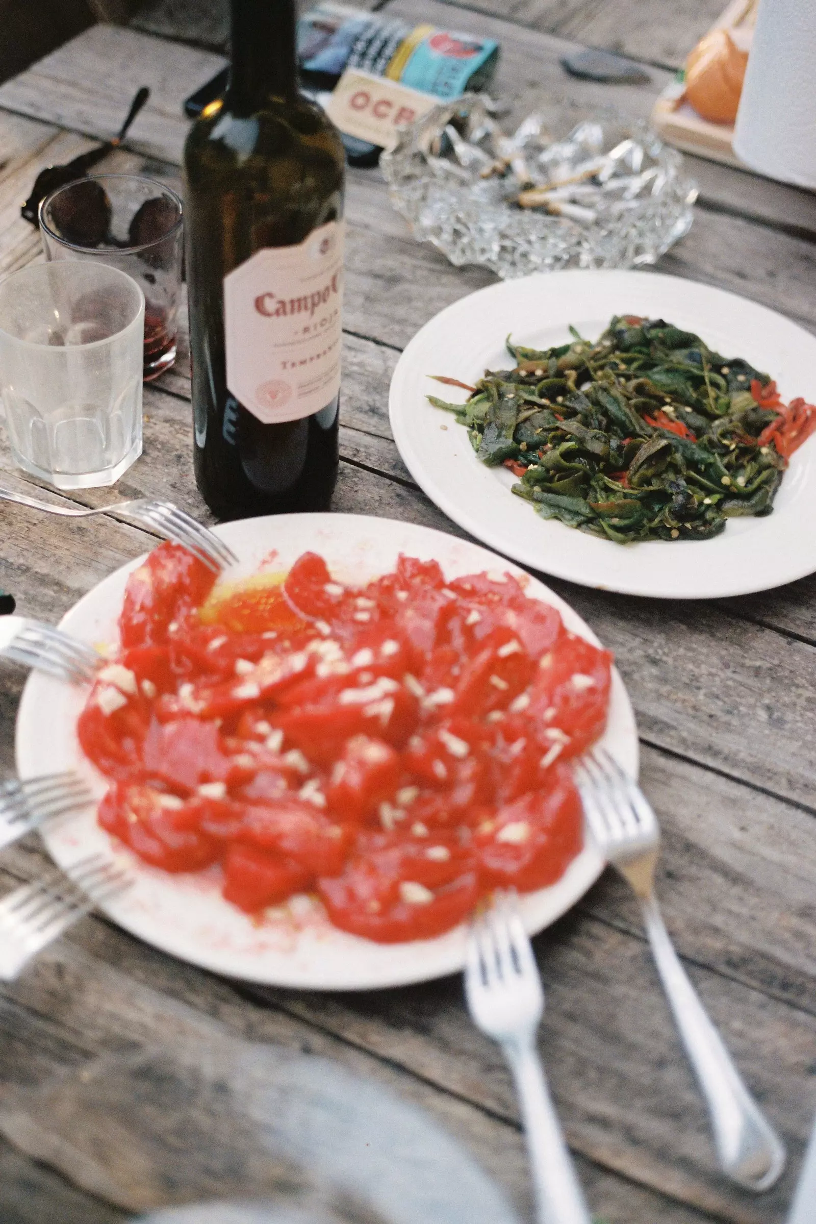 Tomater och paprika från trädgården i en bondgård i Zarautz