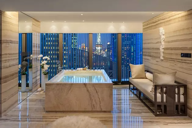 Mandarin Oriental Pudong'da bir banyo