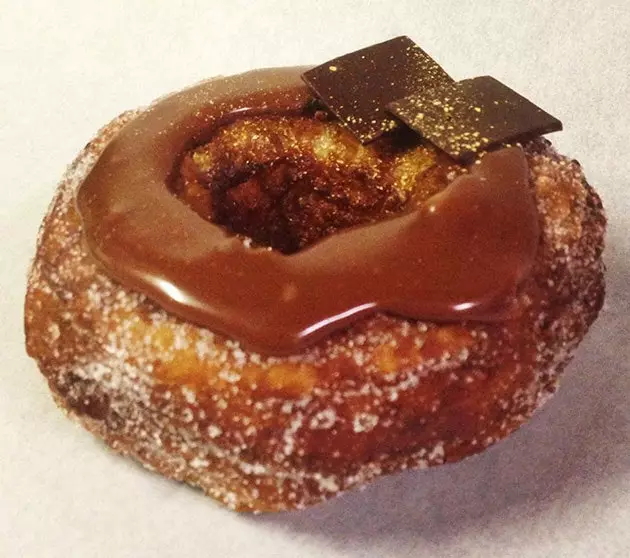 Il cronut di dicembre Valrhona e champagne.