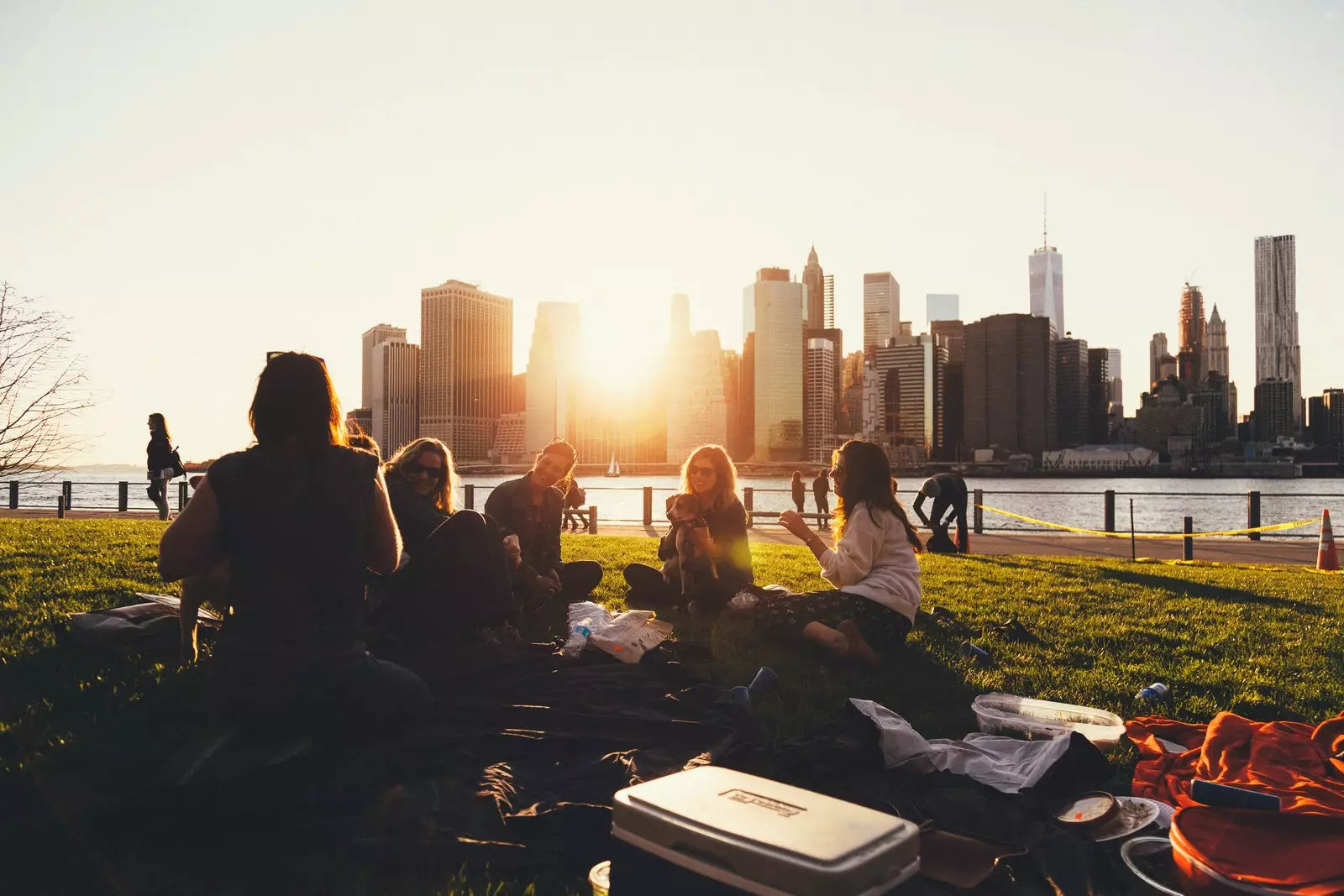 Familie aan het picknicken in het park bij Manhattan Bridge