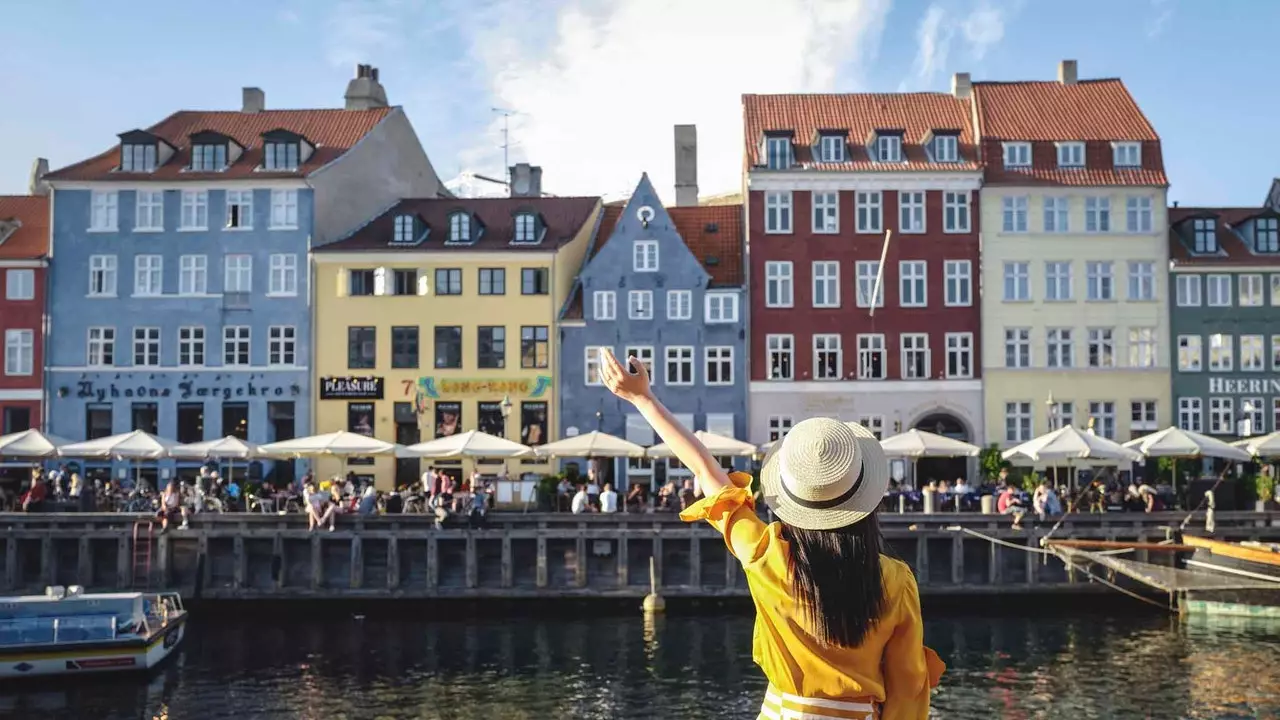 Wëllt Dir op Kopenhagen reesen a fir d'Geheimnis vum Gléck sichen ... mat all bezuelten Ausgaben?