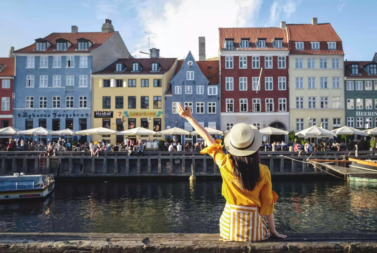 Mädchen sitzt auf dem Rücken in Kopenhagen