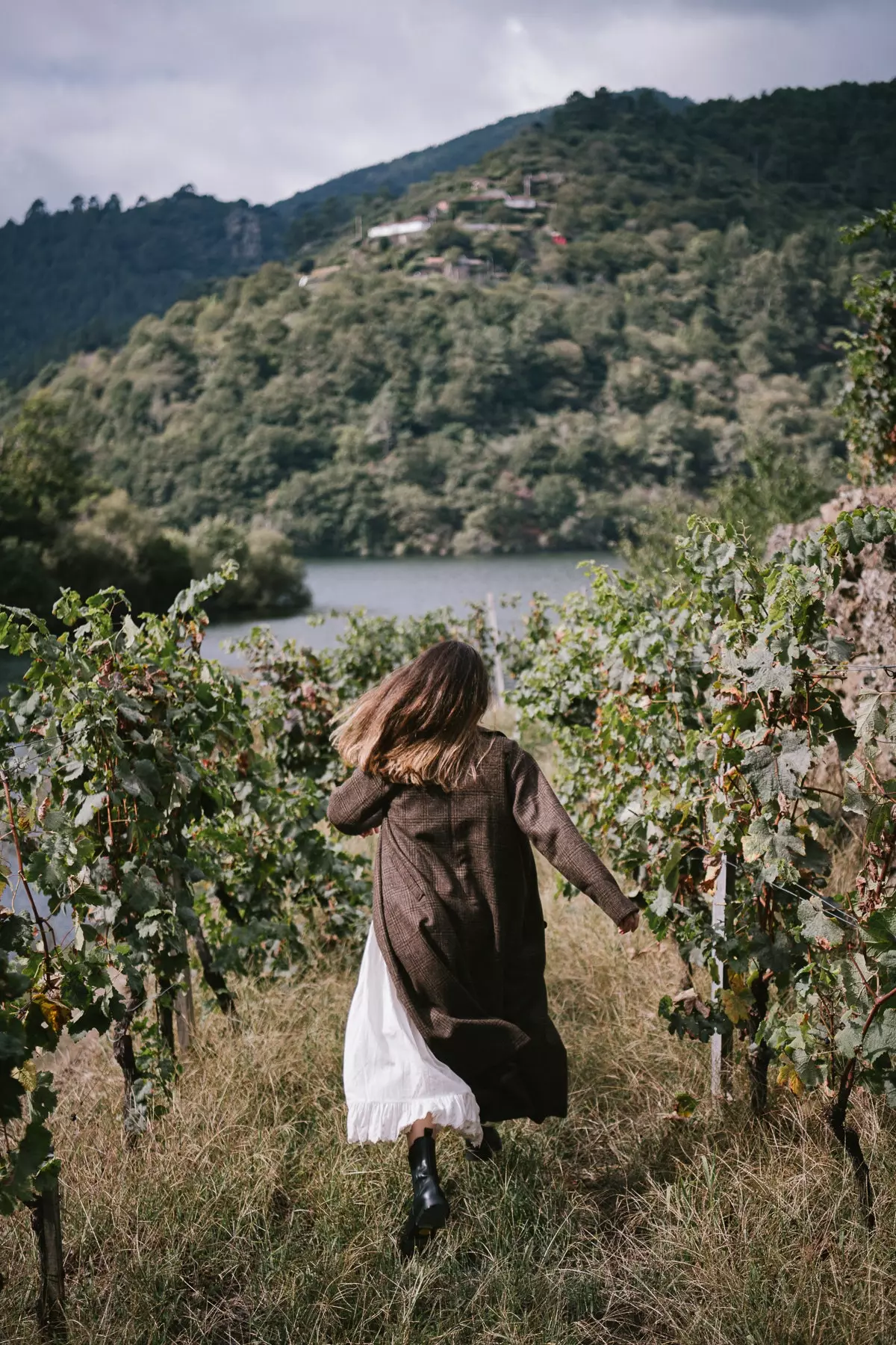 Clara Díez između vinograda