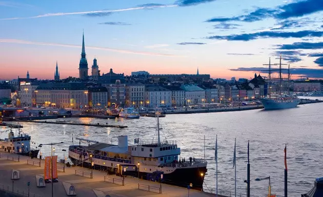 Stockholm begrüßt den Tag mit einer blauen und rosa Dämmerung.