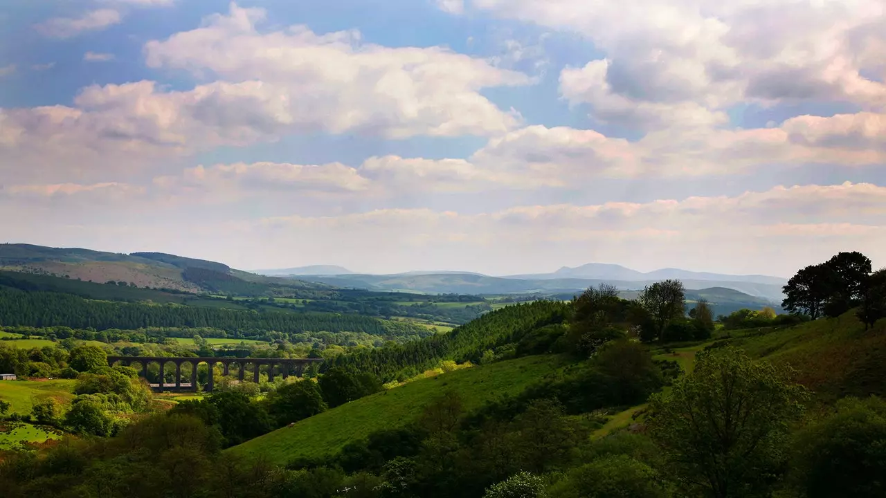 Den här rutten tar dig djupt in i Wales gröna hjärta