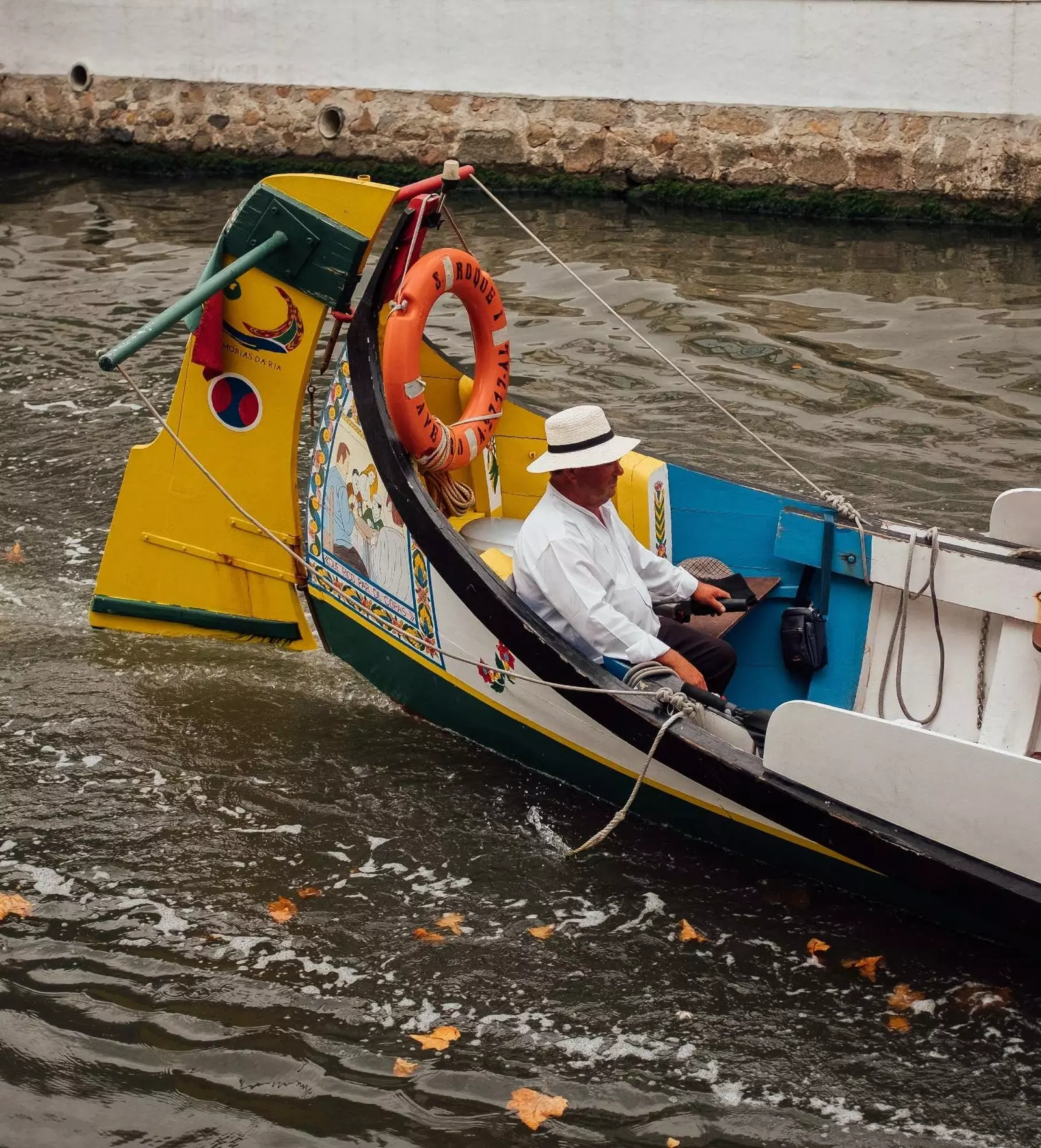 En ontdek de kleuren van Aveiro vanuit de moliceiro...