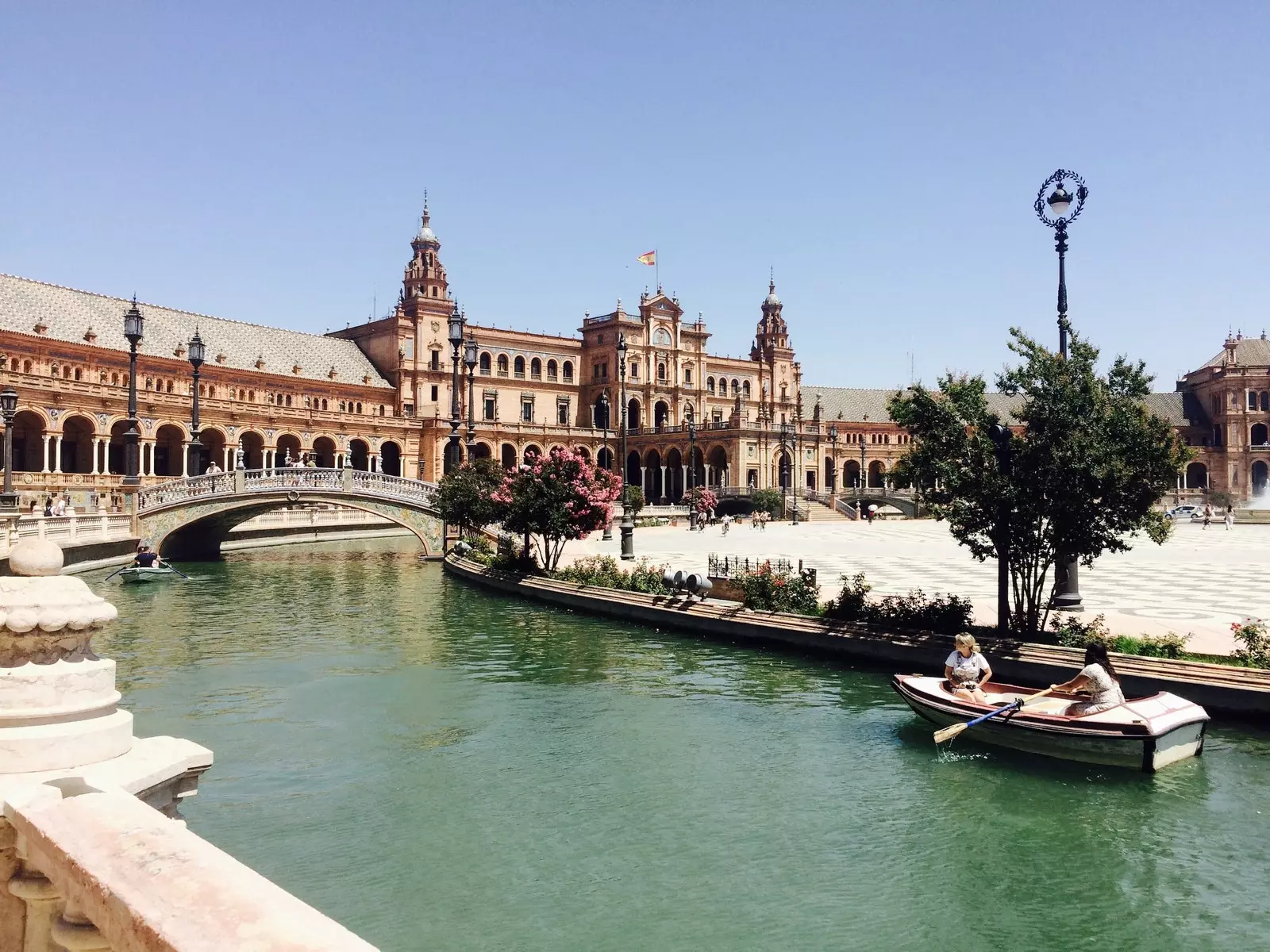 Wanita di perahu melalui Plaza de España di Seville