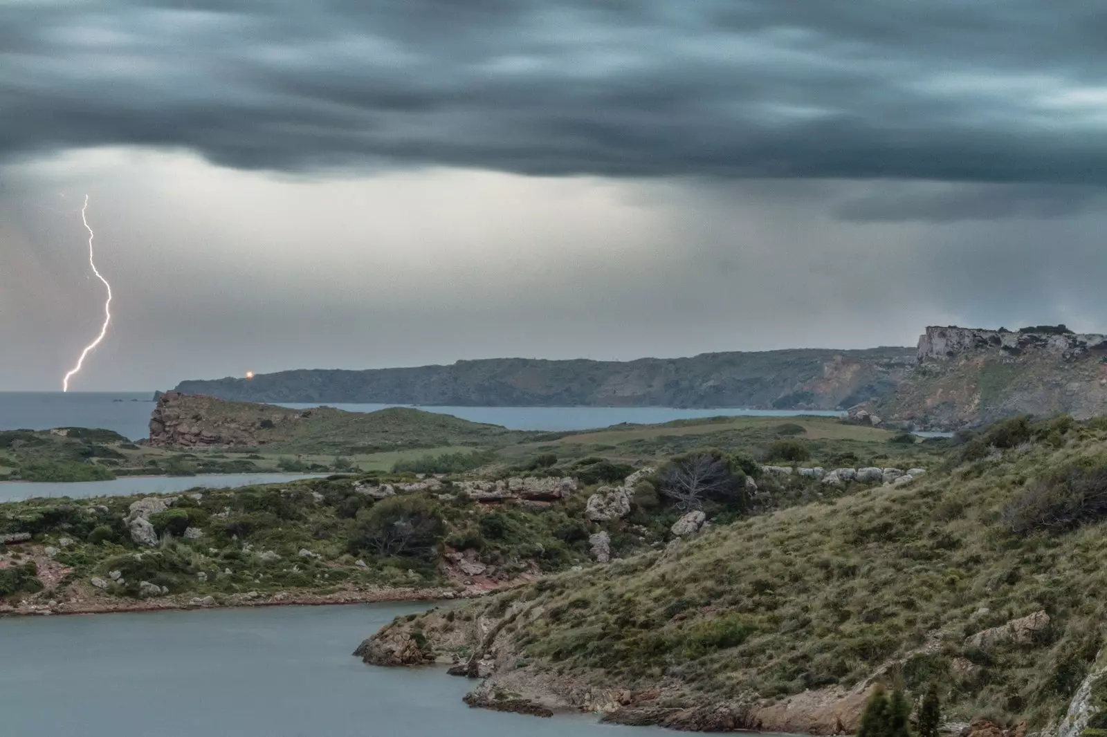 Tempesta in avvicinamento all'isola di Minorca